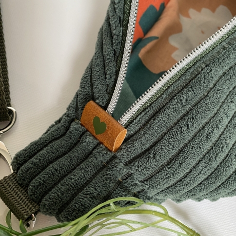 Handmade Bauchtasche Crossbodybag Cord grün Label Reißverschluss 