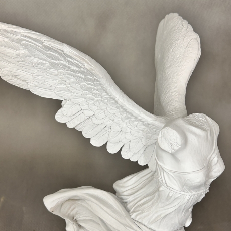 Schöne Figur der Nike von Samothrake. 39 cm.