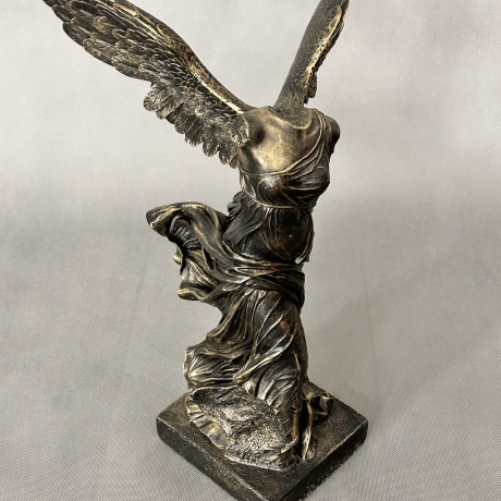 Schöne Figur der Nike von Samothrake. 39 cm.