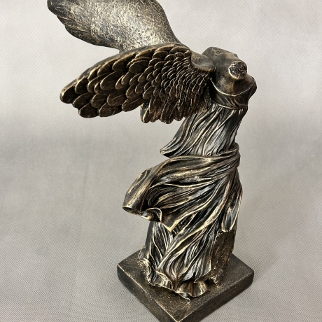 Schöne Figur der Nike von Samothrake. 39 cm.