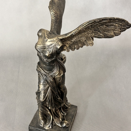 Schöne Figur der Nike von Samothrake. 39 cm.