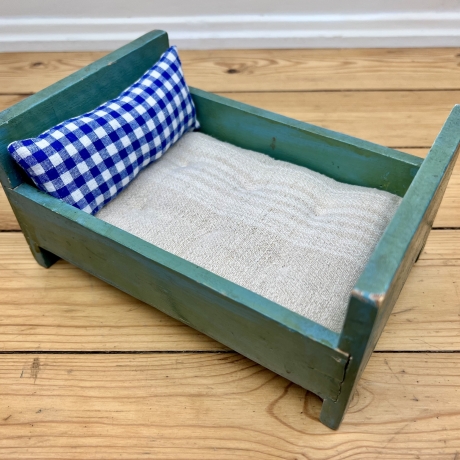 vintage Puppenbett aus Holz, handgemacht Unikat, grünblau, Maileg