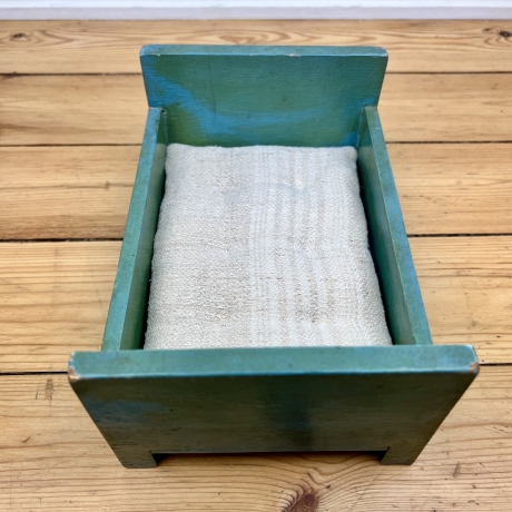 vintage Puppenbett aus Holz, handgemacht Unikat, grünblau, Maileg
