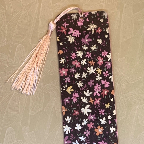 Lesezeichen rosa mit Blume - schwarz bunt geblümt - laminiert