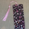 Lesezeichen - rosa mit Feder - schwarz bunt geblümt