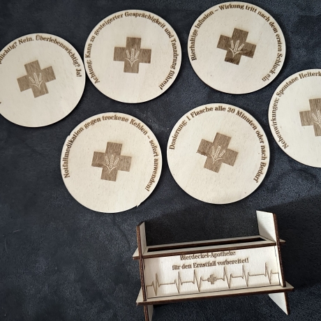 Personalisierbares Biertragerl Holz – mit Bierdeckel „Apotheke“