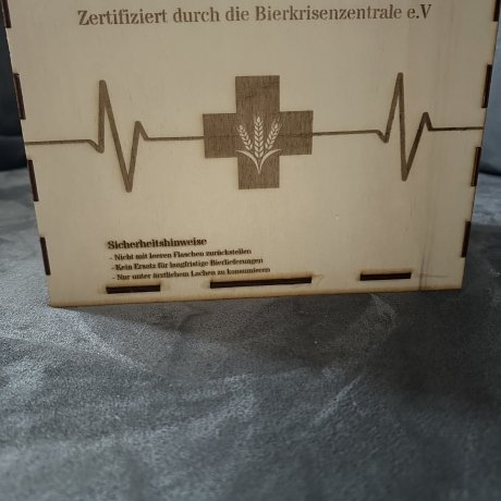 Personalisierbares Biertragerl Holz – mit Bierdeckel „Apotheke“
