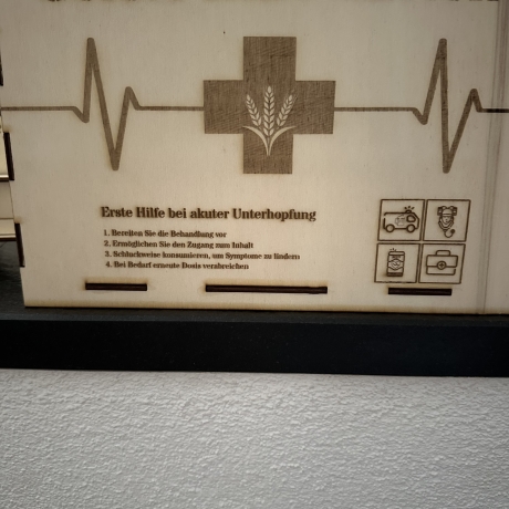 Personalisierbares Biertragerl Holz – mit Bierdeckel „Apotheke“