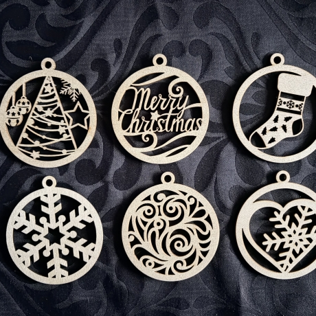 Holzanhänger für den Weihnachtsbaum, Fensterdekoration