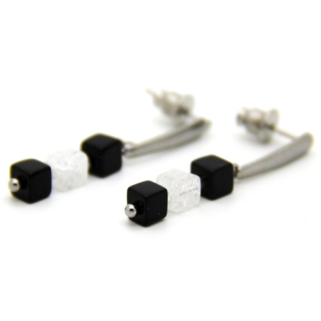 schwarze Onyx- und Crash-Bergkristall-Würfel-Edelstahlohrstecker
