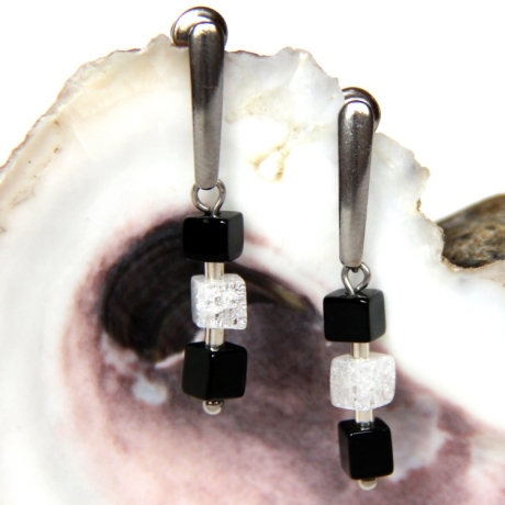 schwarze Onyx- und Crash-Bergkristall-Würfel-Edelstahlohrstecker