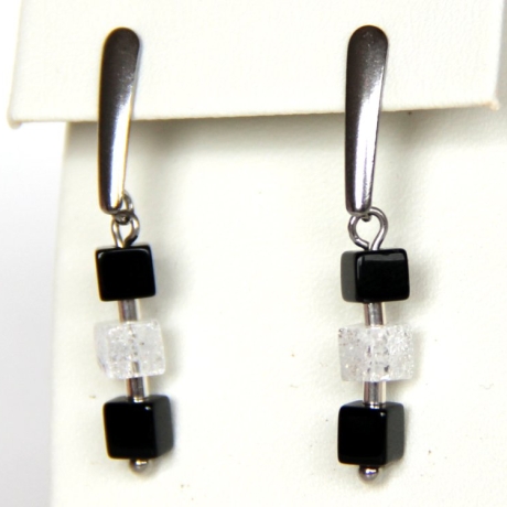 schwarze Onyx- und Crash-Bergkristall-Würfel-Edelstahlohrstecker