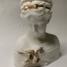 Büste einer Frau mit einer Iris. Schöne Dekoration. 28 cm.
