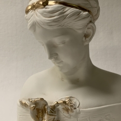 Büste einer Frau mit einer Iris. Schöne Dekoration. 28 cm.