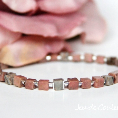 Rhodonit-Würfel-Armband (elastisch) in Rosa- und Graunuancen