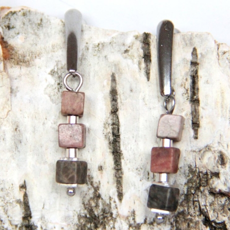 Rhodonit-Würfel-Edelstahlohrstecker in marmoriertem Rosa und Grau