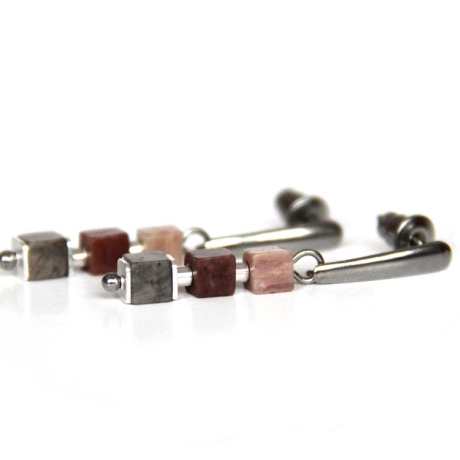 Rhodonit-Würfel-Edelstahlohrstecker in marmoriertem Rosa und Grau
