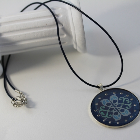 Maritime Halskette mit Delfin Mandala, Delphin Schmuck in Blau