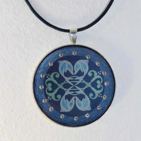 Maritime Halskette mit Delfin Mandala, Delphin Schmuck in Blau