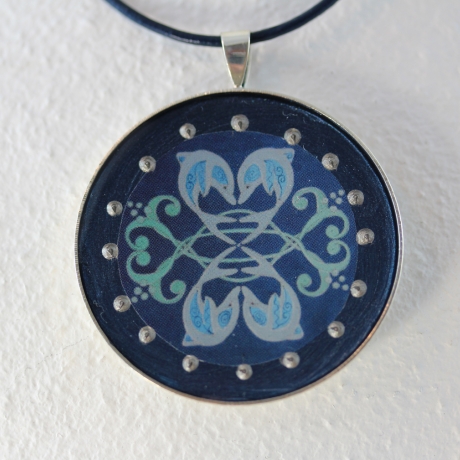 Maritime Halskette mit Delfin Mandala, Delphin Schmuck in Blau