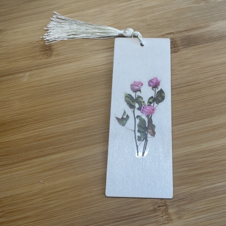 Lesezeichen Holz - süßes Rehkitz im Blumenbeet - Rosenstrauß