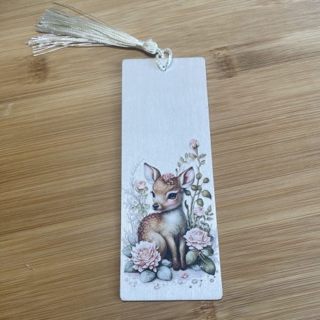 Lesezeichen Holz - süßes Rehkitz im Blumenbeet - Rosenstrauß