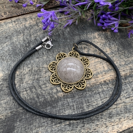 Handgefertigtes Tierhaar-Amulett Blume des Lebens