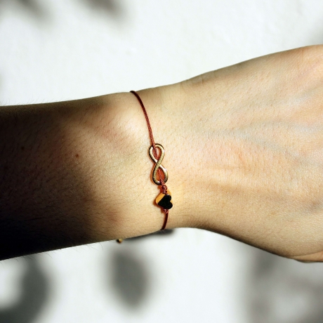Armband mit Herz & Unendlichkeitszeichen – Makramee