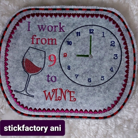 I work from 9 to Wine mug rug ith Stickdatei Set drei Größen