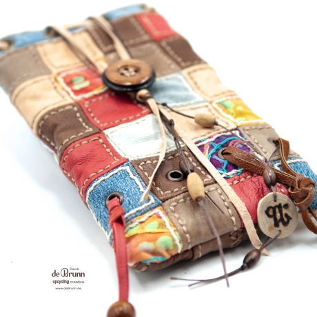 UPCYCLING Handytasche aus Leder, Jeans und Stoff im Hippie-Stil