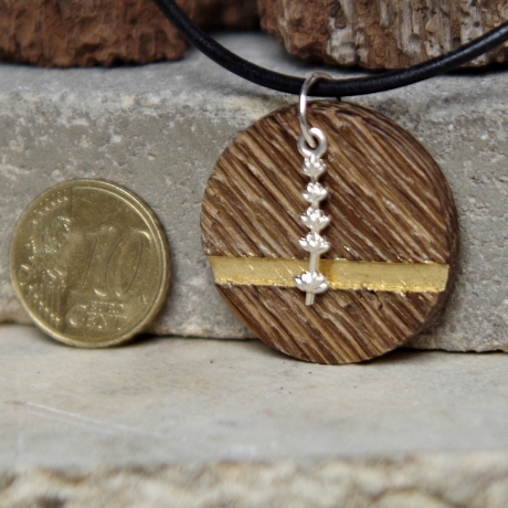 Kettenanhänger aus Holz alte Eiche mit Blattgold und Silbercharm