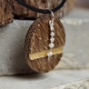 Kettenanhänger aus Holz alte Eiche mit Blattgold und Silbercharm