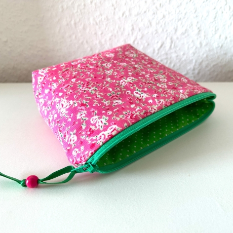 Kleine Kosmetiktasche Pink mit Rosenmuster und grün kombiniert