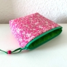 Kleine Kosmetiktasche Pink mit Rosenmuster und grün kombiniert