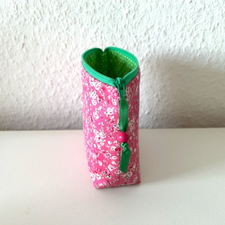 Kleine Kosmetiktasche Pink mit Rosenmuster und grün kombiniert