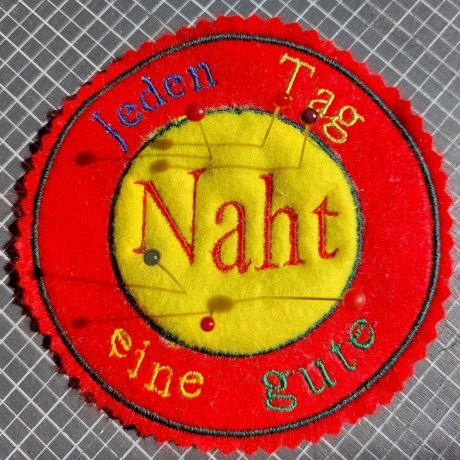 Jeden Tag eine gute Naht ith mug rug Nadelkissen Stickdatei 10x10