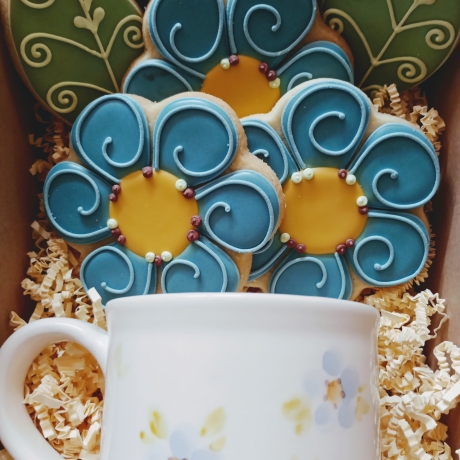 Geschenkbox mit blauen Blumenkeksen (10 Kekse) & Teetasse.