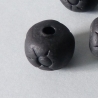 10 Keramikperlen, Kugelform, 20mm, schwarz matt, mit Muster
