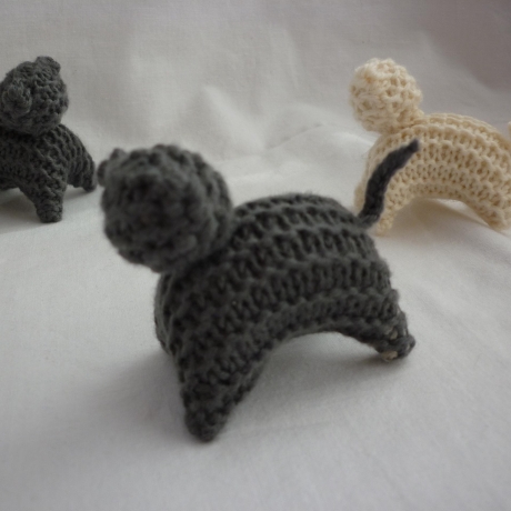 Dunkelgraue Katze. Waldorf-Stricktiere