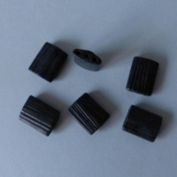 6 Keramikperlen rechteckig, strukturiert, schwarz, 3 Bohrungen