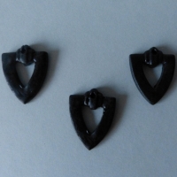 3 Keramikperlen, schwarz, Wappenform, Anhänger, Sonderform
