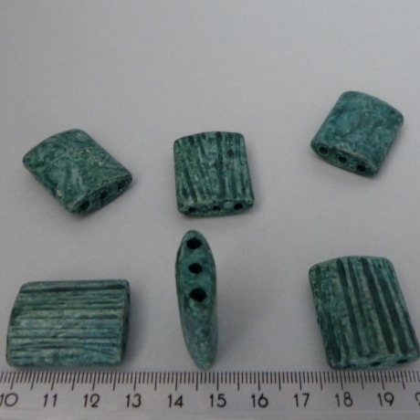 6 Keramikperlen rechteckig, strukturiert, grün, 3 Bohrungen