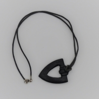 Halskette mit Keramikanhänger, schwarz silber, Länge 48 cm