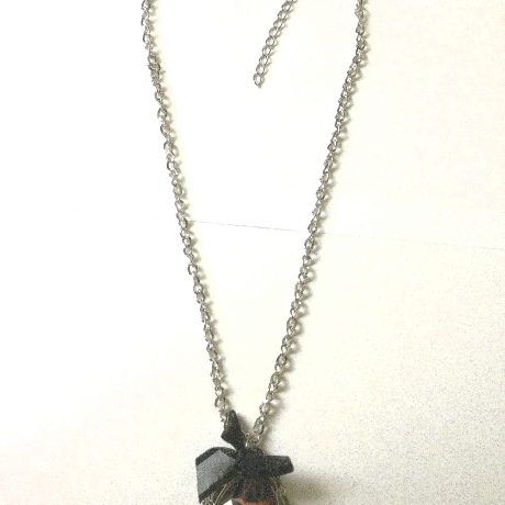 Halskette mit Anhänger Animal-Print und schwarzer Schleife