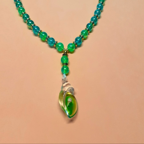 Kette mit Muschel-Anhänger in Grün Muschelkette Perlenkette 43 cm