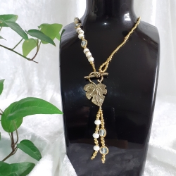 Kette mit Weinlaub-Anhänger Gold-Weiß Perlenkette Mittellang Dame