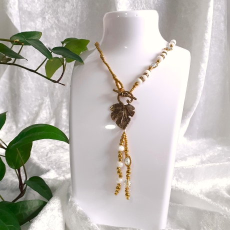 Kette mit Weinlaub-Anhänger Gold-Weiß Perlenkette Mittellang Dame