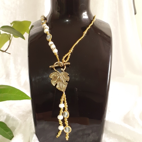 Kette mit Weinlaub-Anhänger Gold-Weiß Perlenkette Mittellang Dame