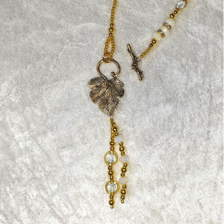 Kette mit Weinlaub-Anhänger Gold-Weiß Perlenkette Mittellang Dame