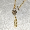 Kette mit Weinlaub-Anhänger Gold-Weiß Perlenkette Mittellang Dame